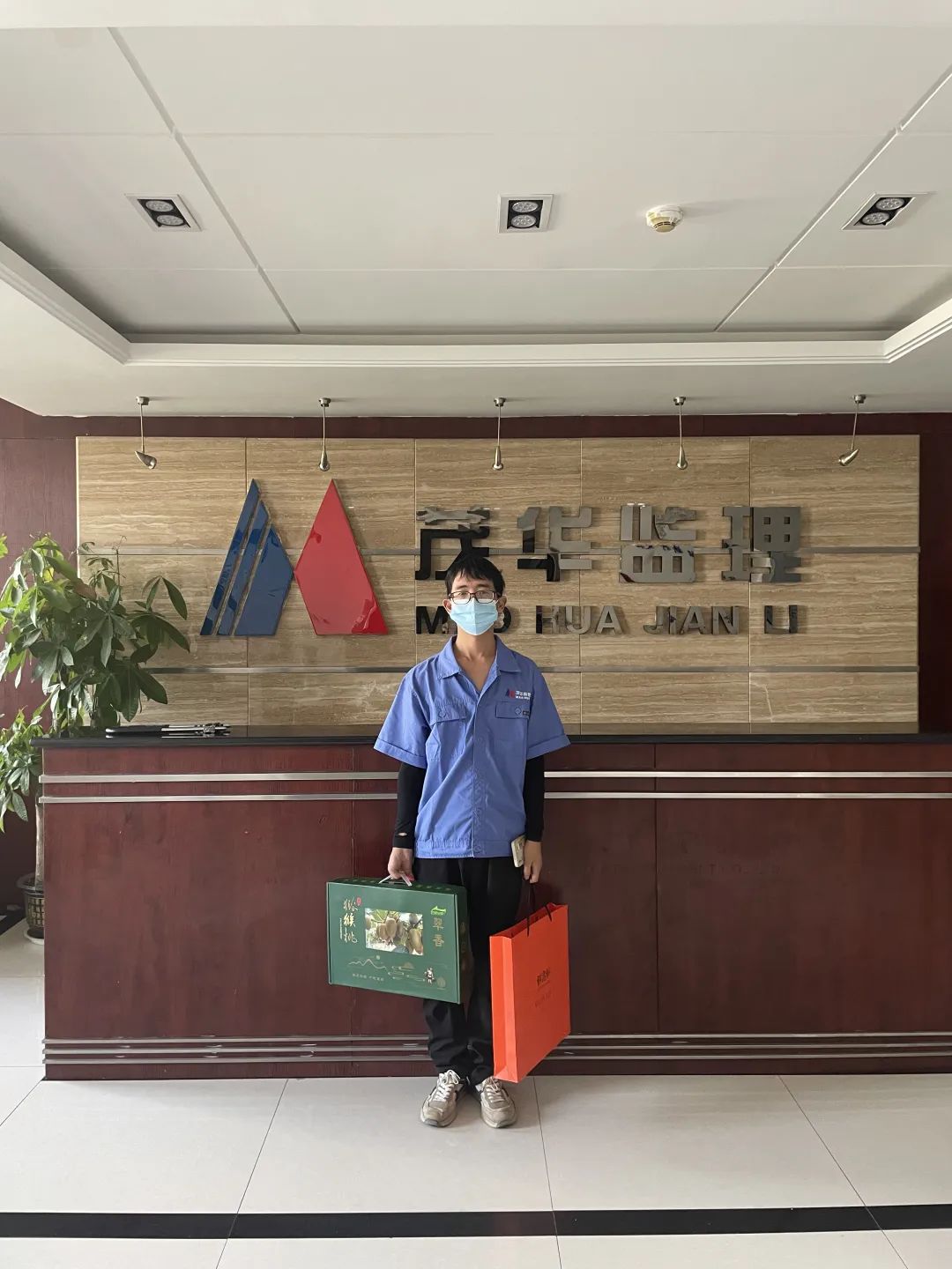 秋風(fēng)送爽、金桂飄香，中秋節(jié)快樂！
